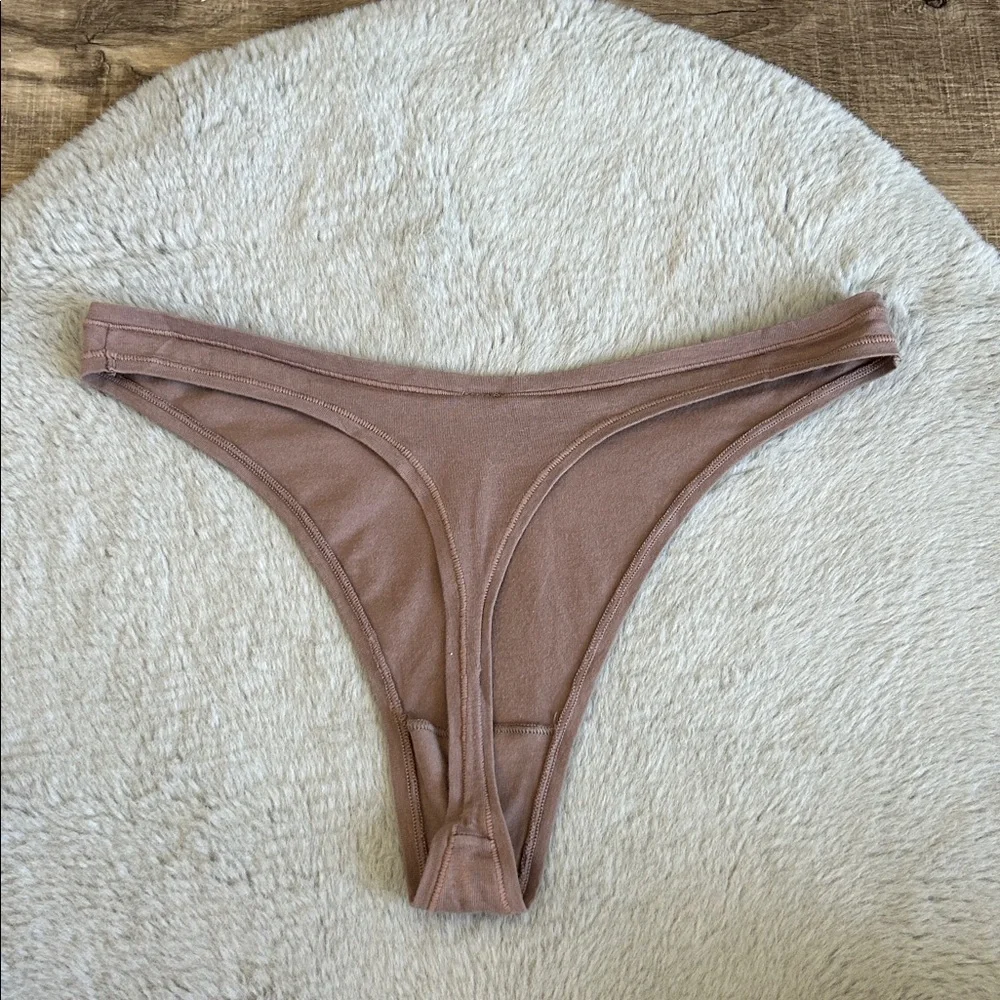 PINK Victoria's Secret Thong Panty M